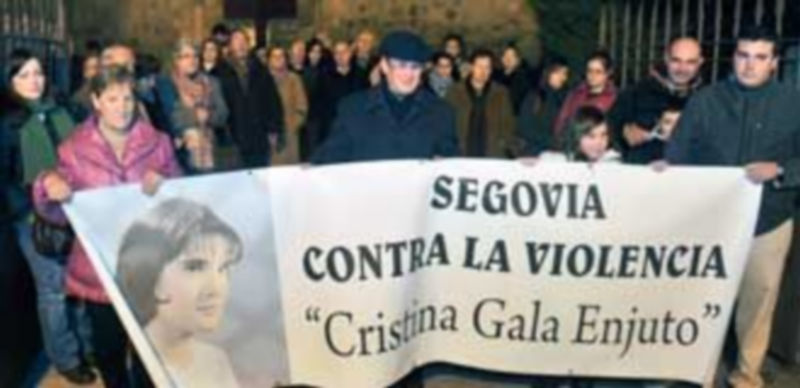 Los padres y  familiares de la víctima mostraron una pancarta en recuerdo a su figura. / Kamarero