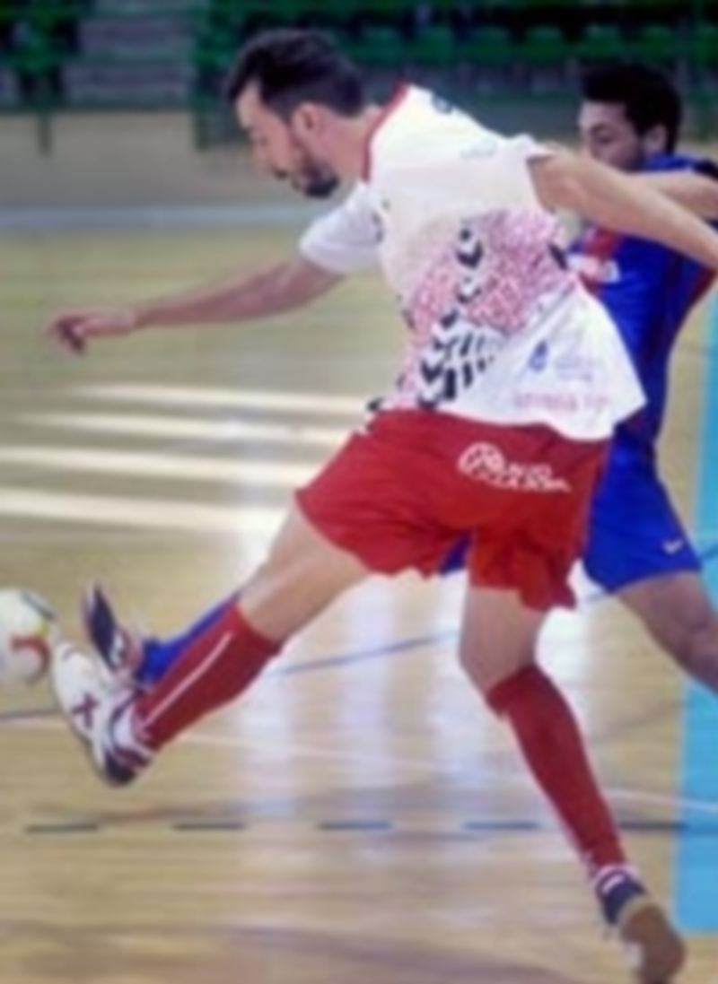 Borja Blanco dispara bajo la presión de un rival del Barcelona B Lassa en la jornada 4 en el Pedro Delgado. / kamarero