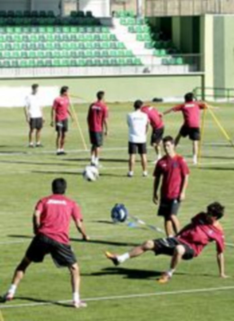 El conjunto getafense realizó su trabajo de entrenamiento en La Albuera. / L.M.