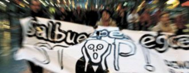 Centenares de simpatizantes de la izquierda radical salieron a la calle cuando se impugnaron las candidaturas de la plataforma D3M y Askatasuna en las elecciones de 2009 a la ‘Lehendakaritza’. / EFE