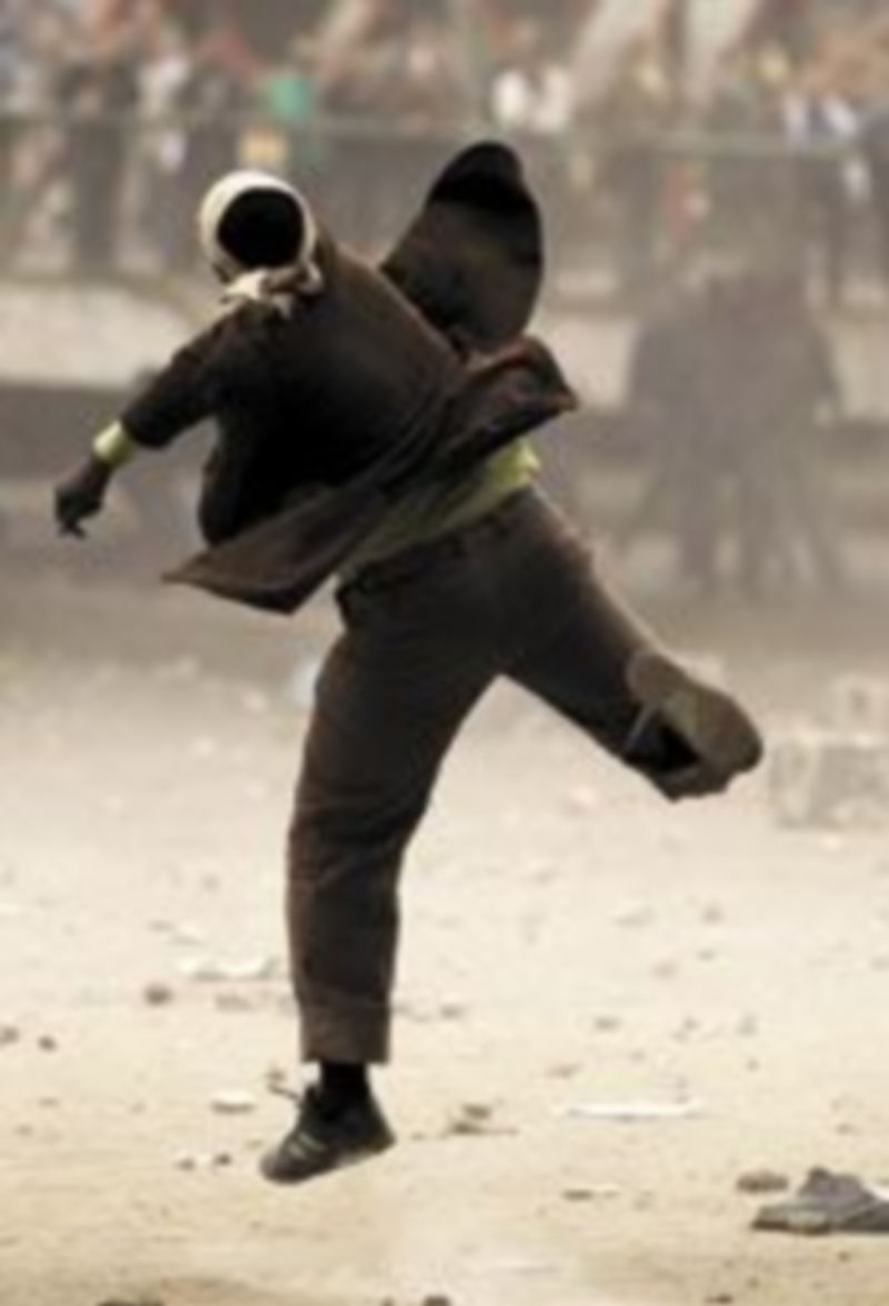 Un manifestante lanza una piedra en una de las calles de El Cairo. / EFE