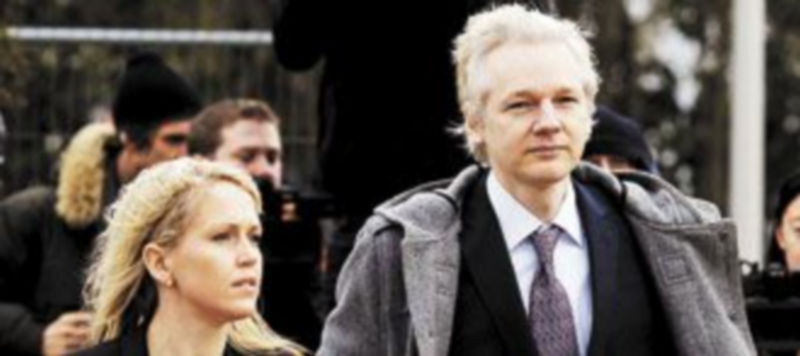 Julian Assange y un miembro de su equipo legal llegan al tribunal de Woolwich