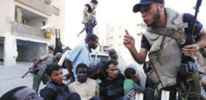 Las milicias insurgentes recorren la capital libia para encontrar algún rastro de Muamar el Gadafi. / Reuters