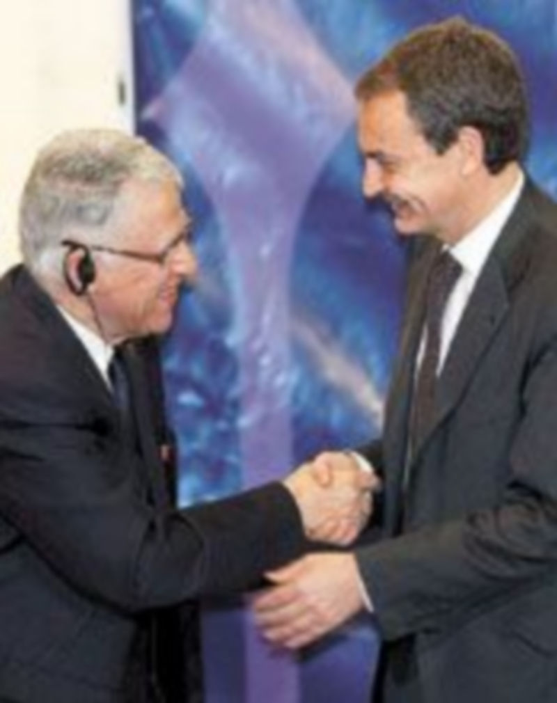 El presidente zapatero saluda a su homólogo marroquí