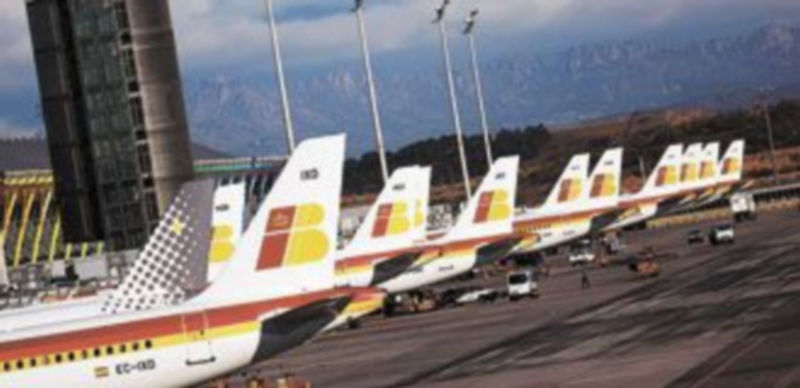 Una grupo de aviones de la aerolínea española Iberia están estacionados en la pista durante una huelga. / Reuters