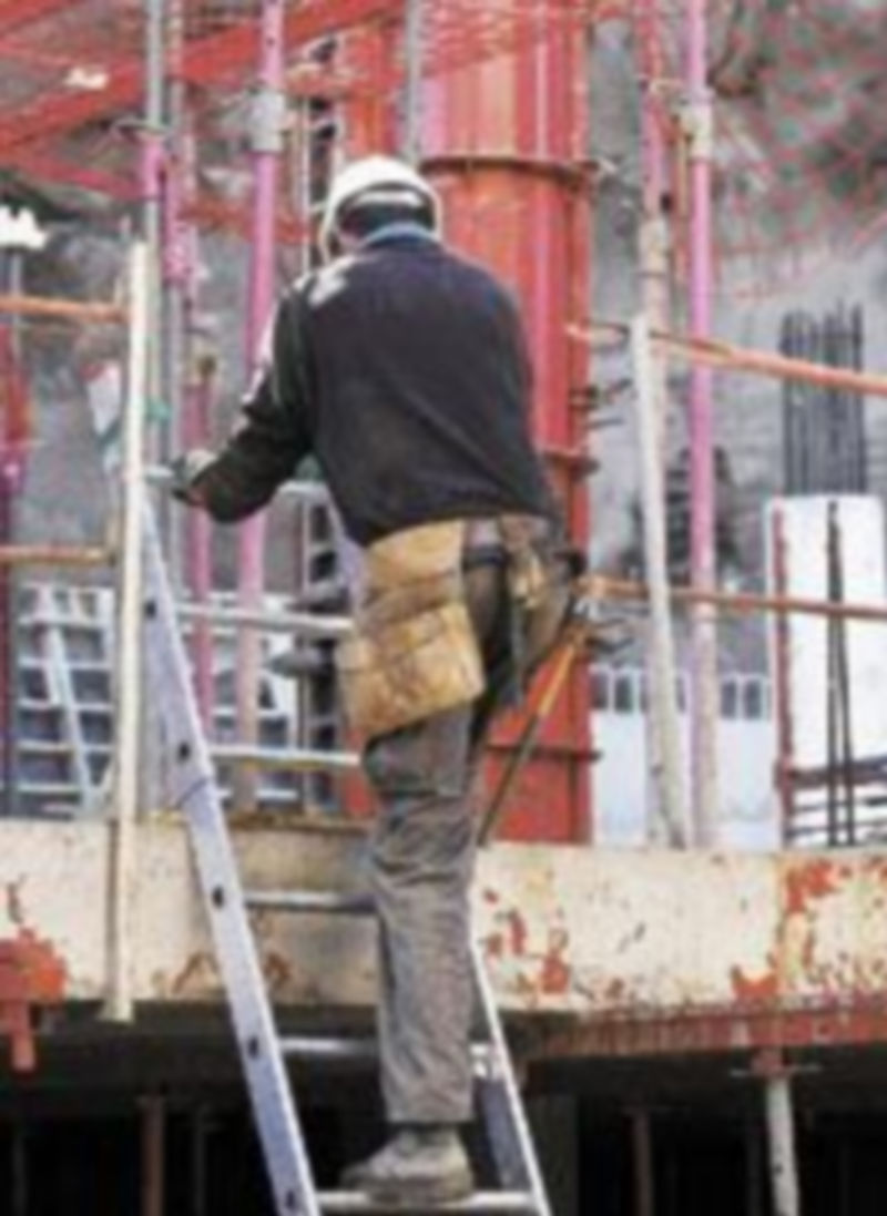 Un empleado de la construcción accede por una escalera a una planta superior para continuar con su labor. / David Pérez