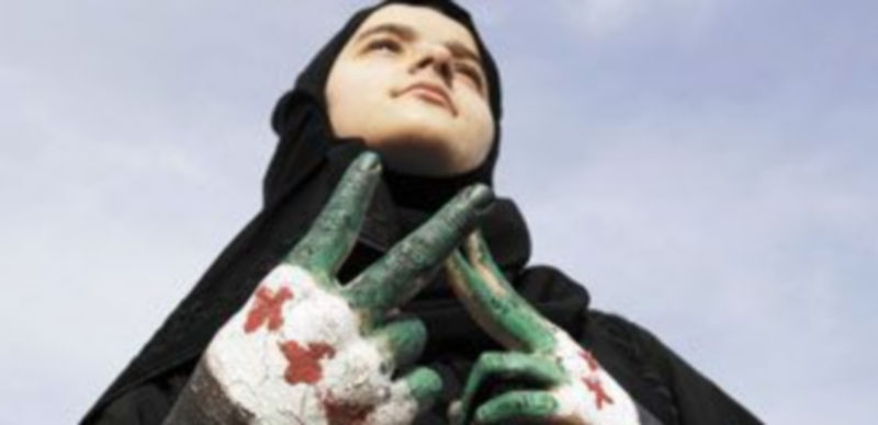 Una joven realiza el signo de la paz con sus manos