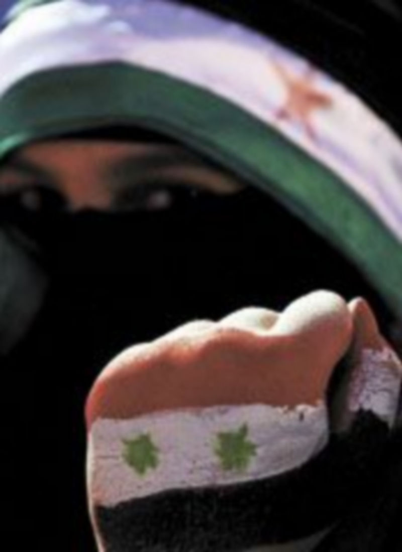 Una mujer se manifiesta contra los abusos del presidente Bashar Al Asad. / Reuters