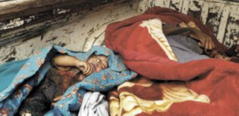 Un hombre observa los cuerpos sin vida de su mujer y su hijo