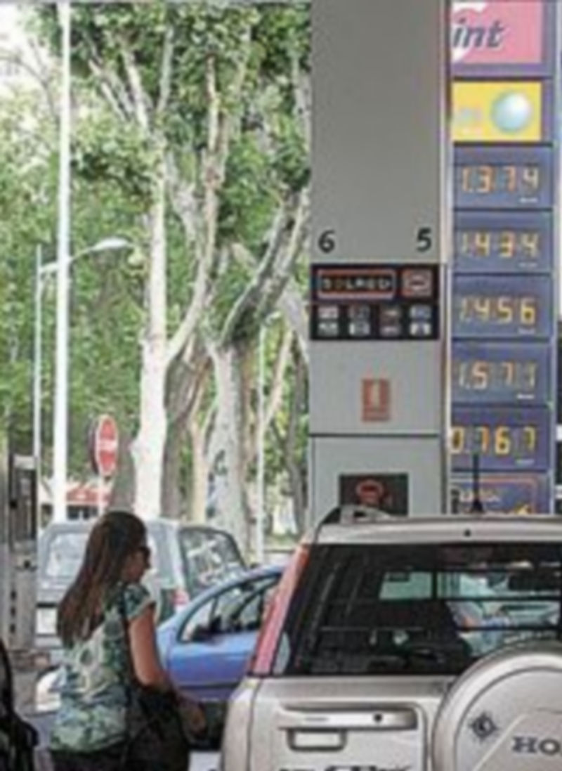 El precio de los carburantes sube.