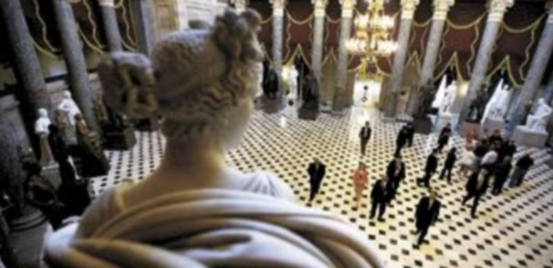 John Boehner camina por delante de varios compañeros de partido por el Capitolo de Washington tras otra votación con resultado estéril. / Reuters