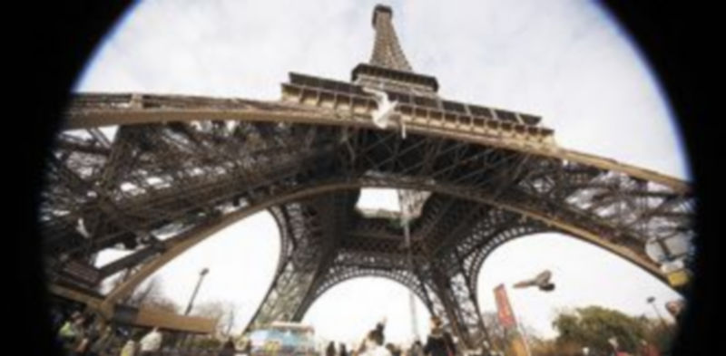 La Torre Eiffel ha sufrido varios avisos falsos de bomba en las últimas semanas. / EFE