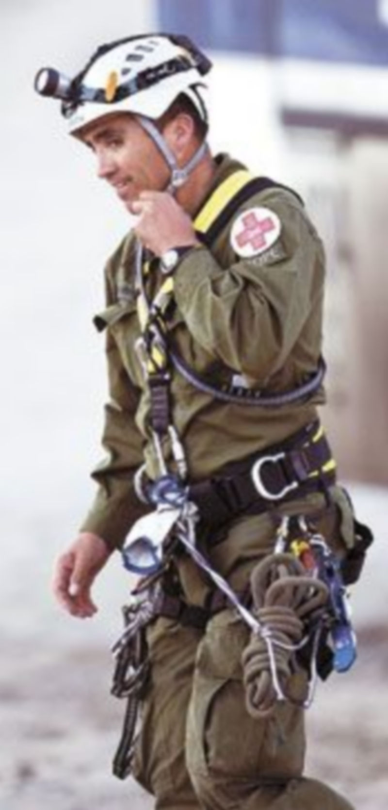 Un miembro de los equipos de rescate comprueba que todo está a punto. / EFE