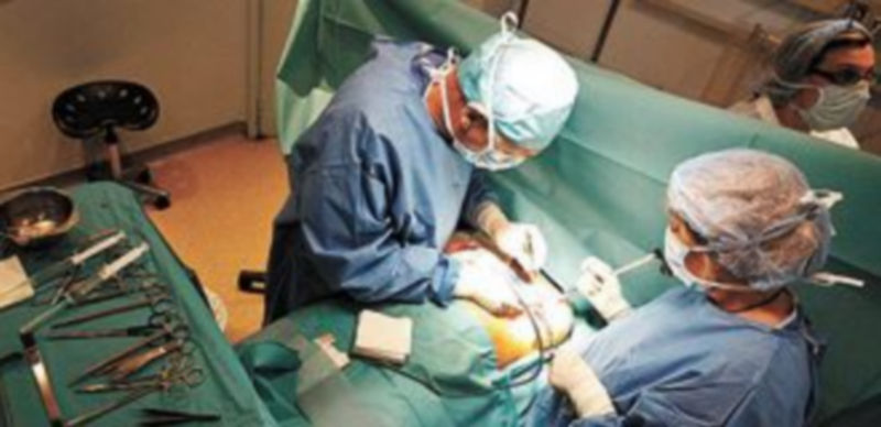 Las prótesis PIP requieren un seguimiento médico. / Reuters.