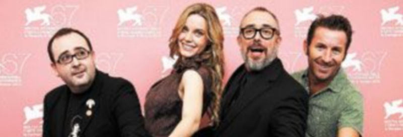 El director Álex de la Iglesia (2d) posa en Venecia entre los protagonistas de su película Carlos Areces (i)