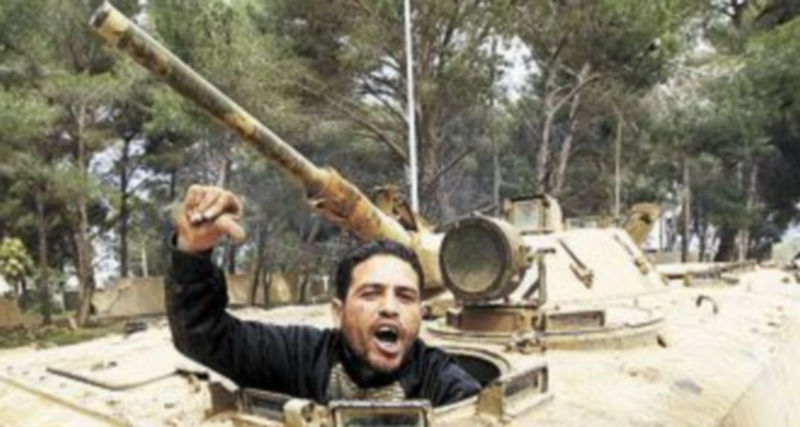 Los numerosos destrozos que Gadafi asegura que no existen están presentes en muchas calles de las ciudades de Libia. / Reuters