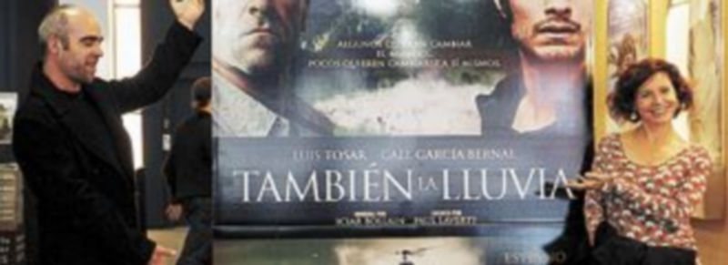Luis Tosar e Iciar Bollain flanquean el cartel de ‘También la lluvia’. / Efe