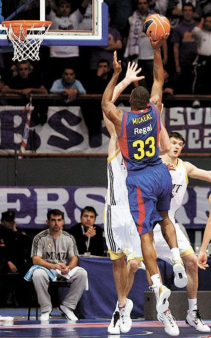 Mickeal lanza a canasta ante varios defensores blancos. /EFE