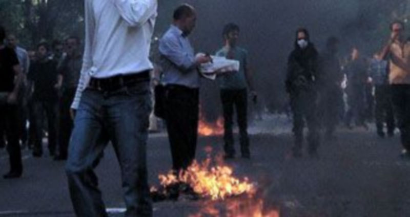 Los manifestantes se enfrentaron a la Policía en las calles de Teherán. / EFE