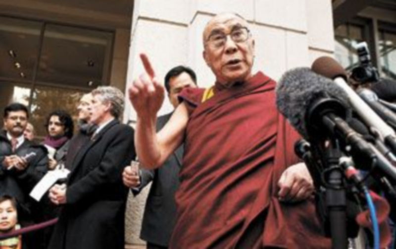 El Dalai Lama se dirige a los periodistas tras su reunión el pasado jueves con el presidente norteamericano