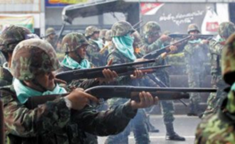 Soldados tailandeses abren fuego contra los manifestantes durante los enfrentamientos de ayer en el distrito financiero de Bangkok. / EFE