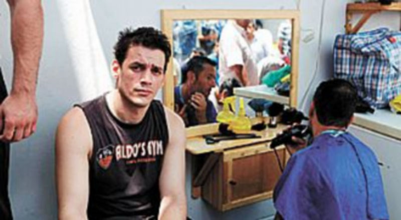 Un interno español se afeita en el penal Sarita Colonia de El Callao