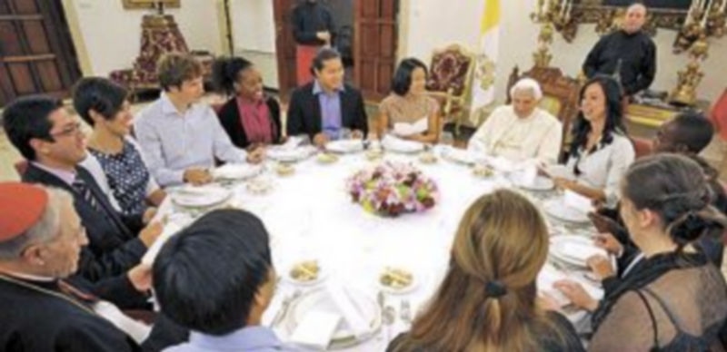 El Papa y Rouco comieron con un grupo de jóvenes el pasado viernes. / Efe