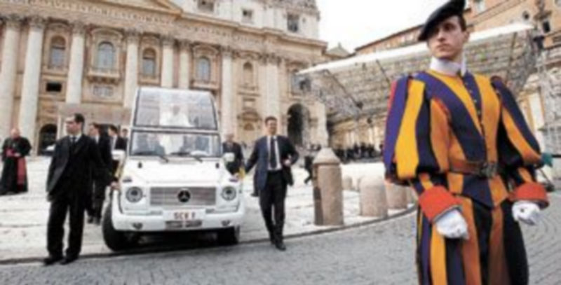 El Papa Benedicto XVI abandona en su ‘Papamóvil’ la Plaza de San Pablo
