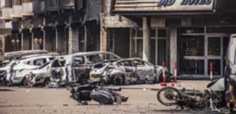 Vista general de los destrozos causados tras la detonación de un coche bomba en la entrada del hotel Splendid de Uagadugú