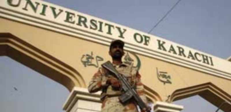 Un militar hace guardia frente a la entrada de la paquistaní Universidad de Karachi donde se produjo el atentado. / Efe