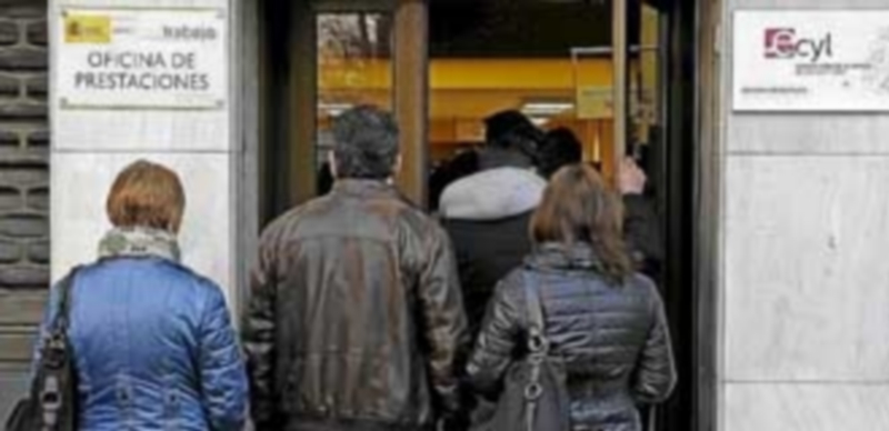 La institución muestra su preocupación por el caso del desempleo de larga duración y el paro juvenil. / EFE