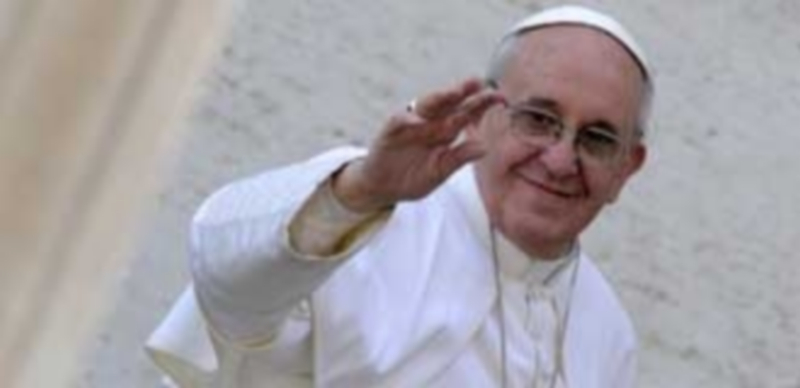 El Papa Francisco celebra tres años de un Pontificado en el que sus admiradores han superado a los detractores de sus medidas en el seno del Vaticano. / Efe