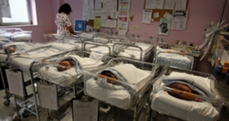 El número de nacimientos se ha reducido un 18% desde 2008 con 426.303 niños nacidos el pasado año. / Efe