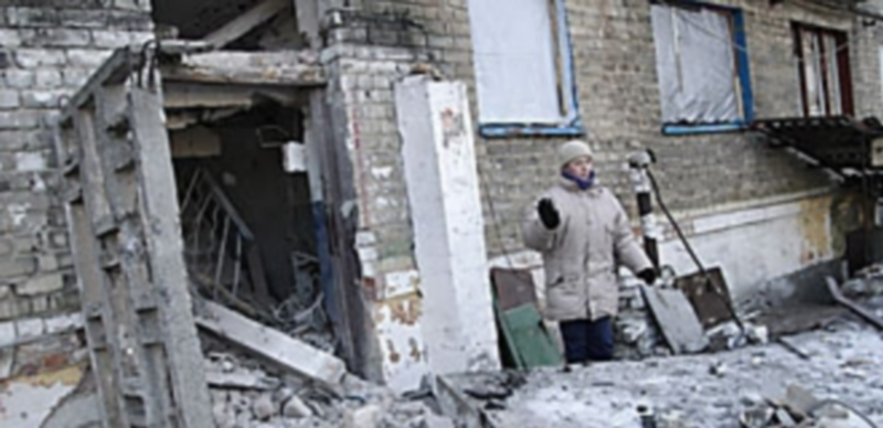 Una mujer observa el desastre que ha provocado una explosión en su hogar