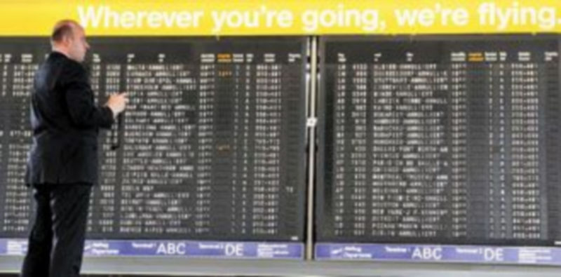 Un hombre contempla un tablón informativo con todos los vuelos en blanco en el aeropuerto internacional de Fráncfort
