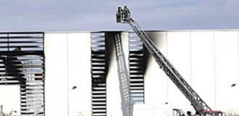 El cuerpo de bomberos consiguió extinguir el fuego generado en el PITA de Almería a primera hora de la mañana. / EFE