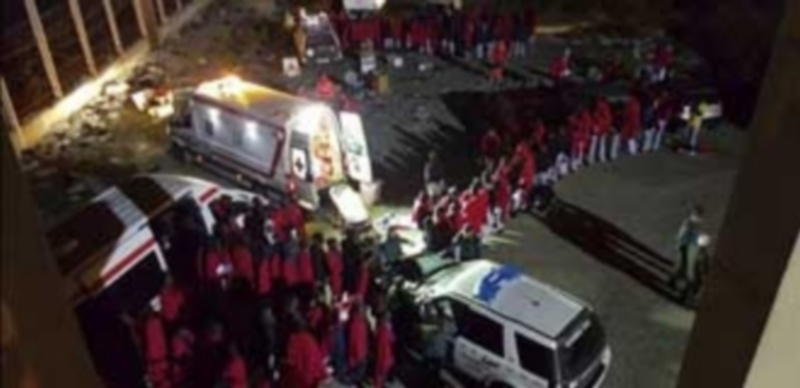 Dos inmigrantes ahogados en un intento masivo de entrar en Ceuta 1 Una docena de inmigranes tuvieron que ser atentidos por heridas de distinta gravedad como consecuencia del asalto. / Efe