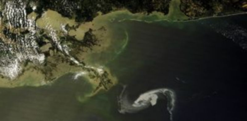 Una fotografía captada desde un satélite muestra cómo la mancha de petróleo derramada en el Golfo de México alcanza el litoral de Luisiana (EEUU). / Nasa-Reuters