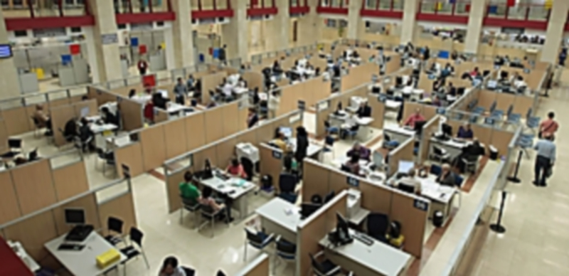 A pesar de la reducción en el número de desempleados todavía hay 22 millones de europeos que carecen de trabajo. / EFE