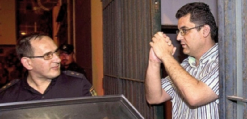 El hombre acusado de abusar de sus alumnos a la salida del Juzgado. / Efe