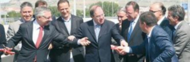 El buen ambiente entre el ministro de Fomento y el presidente de la Junta (c) quedó patente a pesar de las reivindicaciones sobre infraestructuras pendientes. /Ical