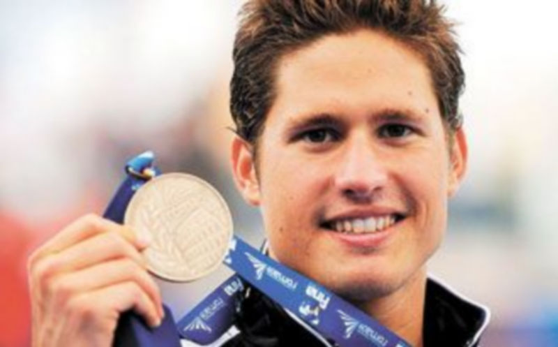 Wildeboer muestra sonriente la medalla conquistada en la piscina del Foro Itálico. / EFE