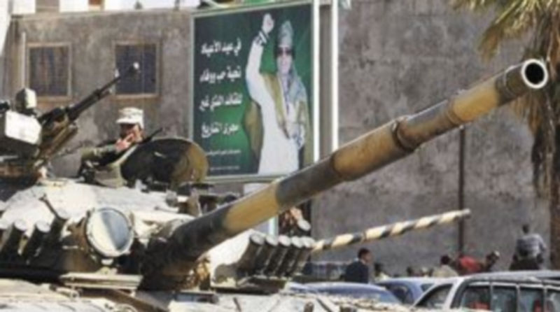 Un tanque recorre una calle de Trípoli