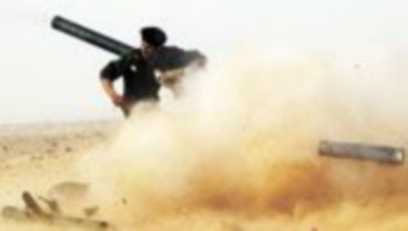 Uno de los rebeldes que participan en la ofensiva para contrarrestar el avance de los partidarios de Gadafi cerca del puerto de Ras Lanuf. / Reuters