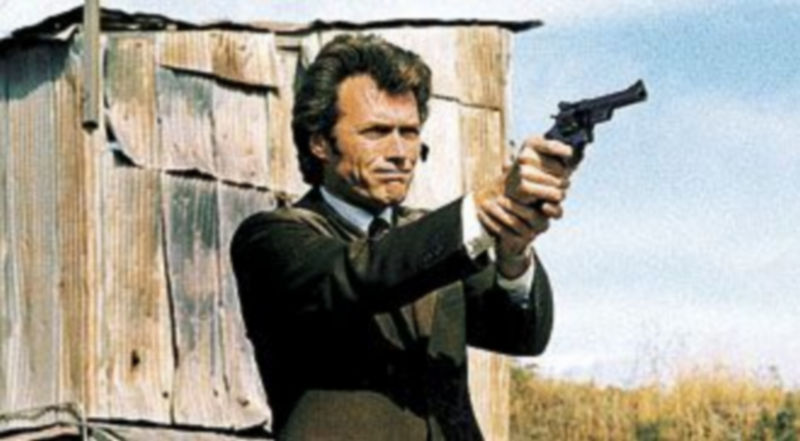 El actor estadounidense Clint Eastwood en una escena de ‘Harry el sucio’. / Efe