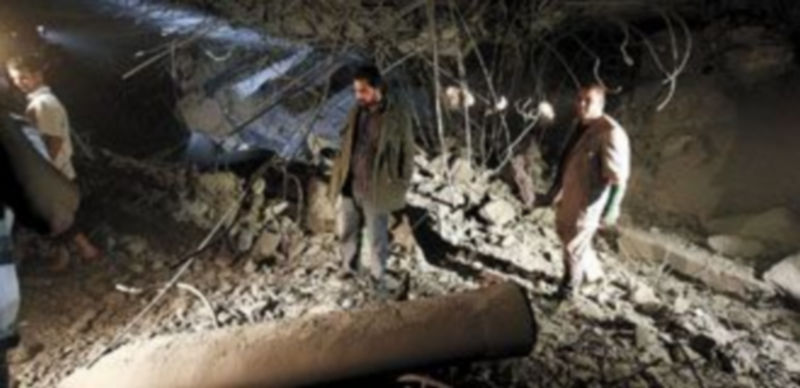 Los periodistas pudieron comprobar ‘in situ’ el estado en el que quedó la vivienda del hijo fallecido del coronel. / Louafi Larbi (Reuters)