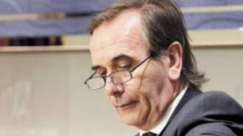 José Antonio Alonso cree que a Rajoy le falta «coraje» para emplear este instrumento constitucional. /Efe.