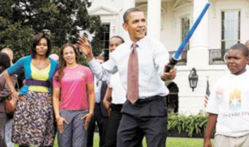 Obama empuña una espada de plástico durante una exhibición de esgrima en la Casa Blanca. / REUTERS