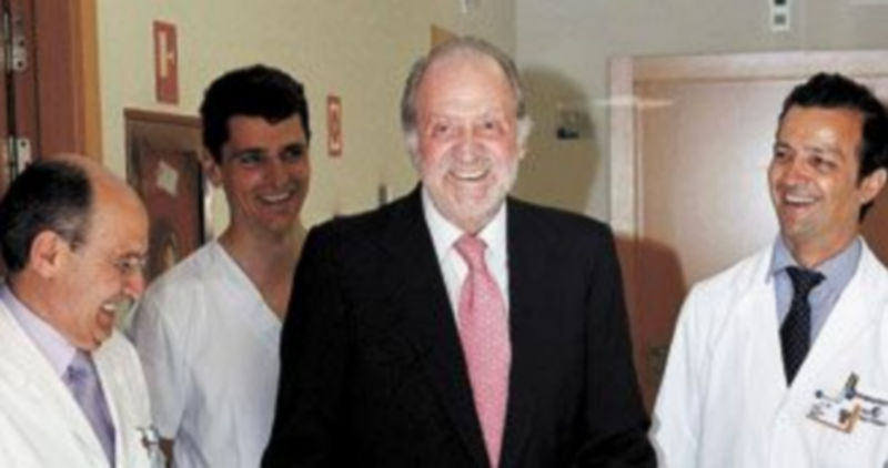 Don Juan Carlos abandonó la clínica San José con muletas después de someterse a una artoplastia. / efe