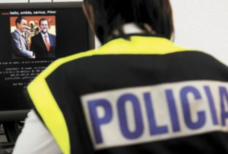 La Policía Nacional examina el ordenador de uno de los ‘hackers’ más activos de la Red. / Efe.